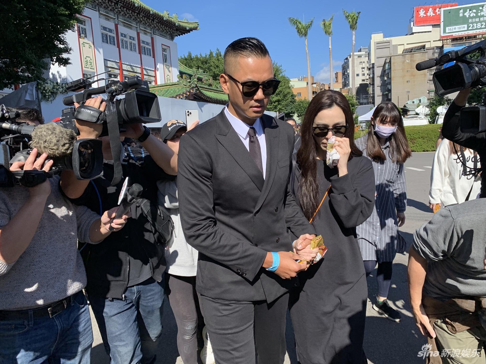 「奇趣网」高以翔遗体告别追悼会举行 浙江卫视总监现身快闪进场