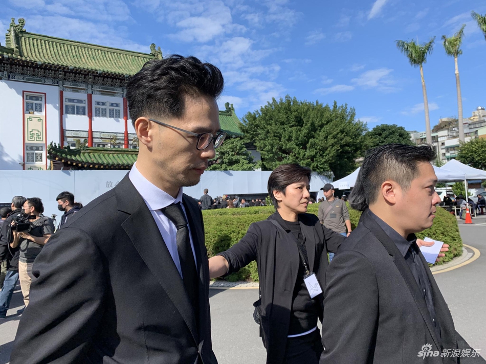 「奇趣网」高以翔遗体告别追悼会举行 浙江卫视总监现身快闪进场