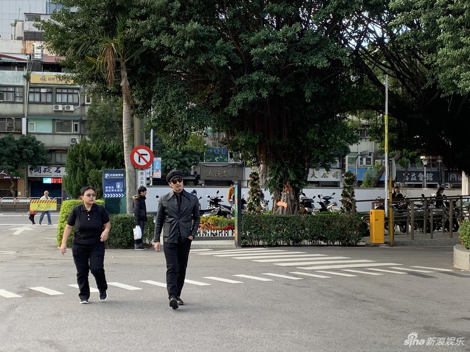 「奇趣网」高以翔遗体告别追悼会举行 浙江卫视总监现身快闪进场