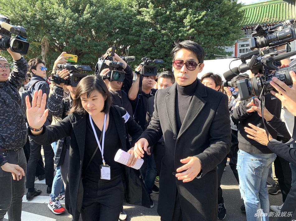 「奇趣网」高以翔遗体告别追悼会举行 浙江卫视总监现身快闪进场