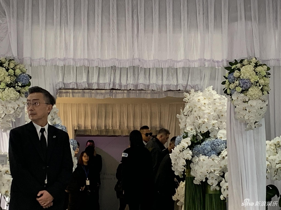 「奇趣网」高以翔遗体告别追悼会举行 浙江卫视总监现身快闪进场