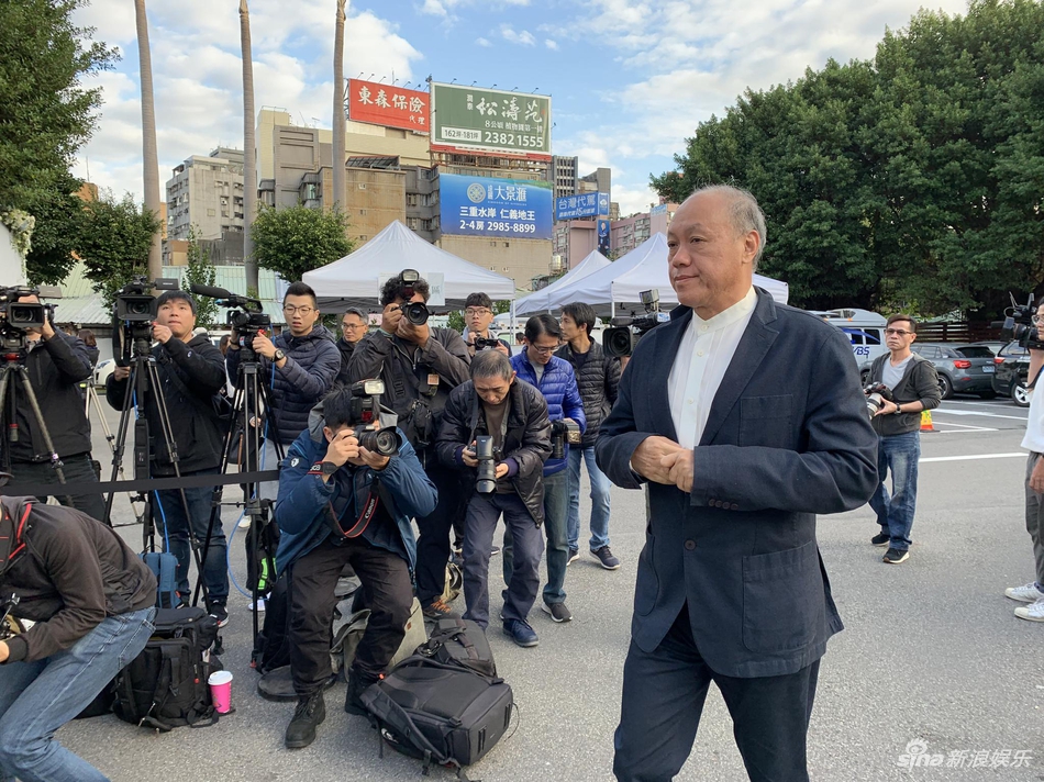 「奇趣网」高以翔遗体告别追悼会举行 浙江卫视总监现身快闪进场