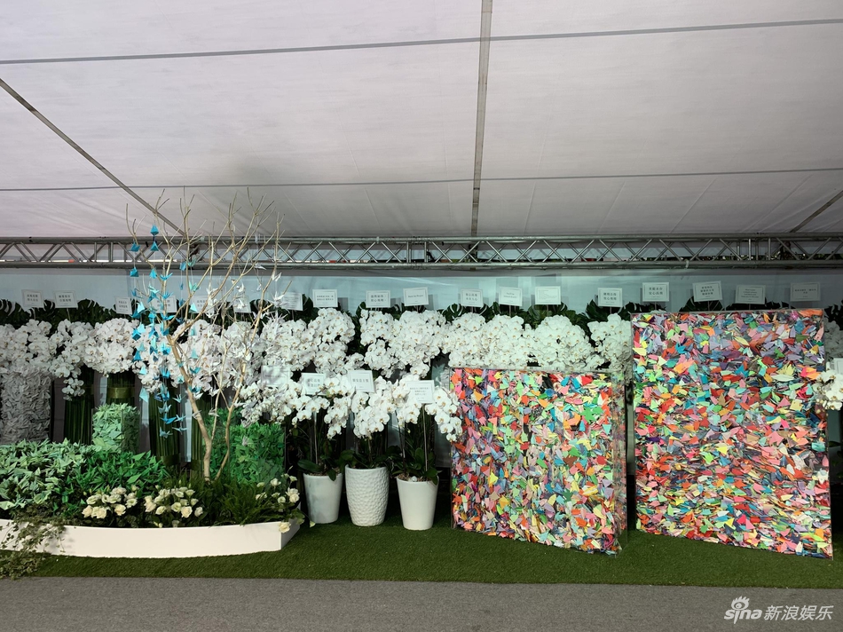 「奇趣网」高以翔遗体告别追悼会举行 浙江卫视总监现身快闪进场