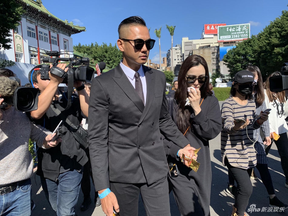 「奇趣网」高以翔遗体告别追悼会举行 浙江卫视总监现身快闪进场