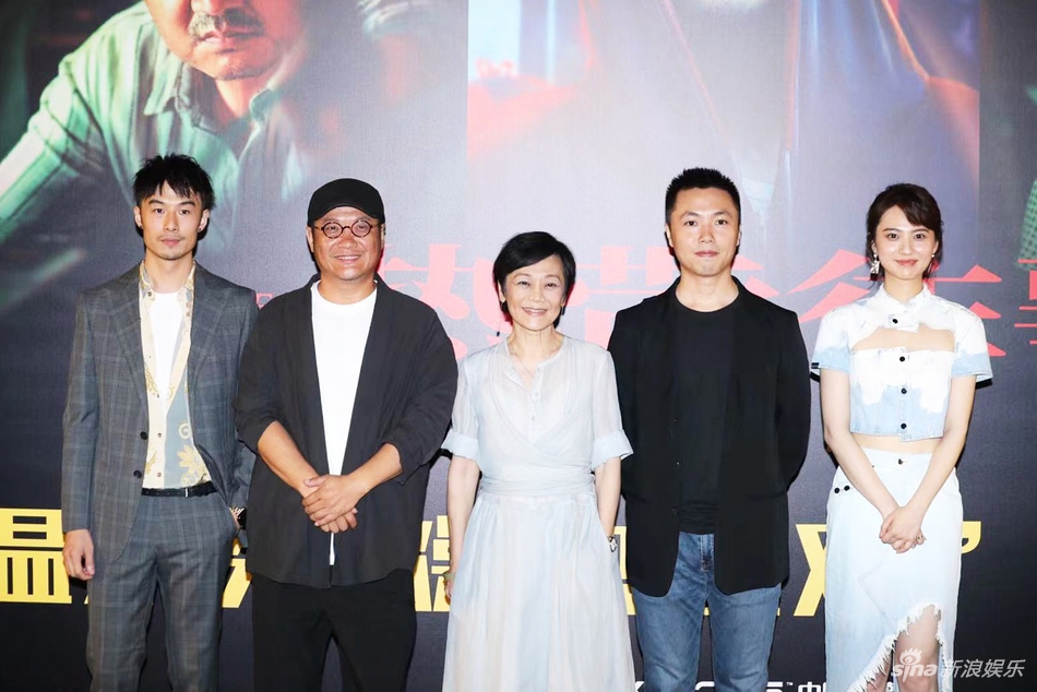 组图:《热带往事》首映主创送高考祝福 彭于晏隔空喊张艾嘉妈