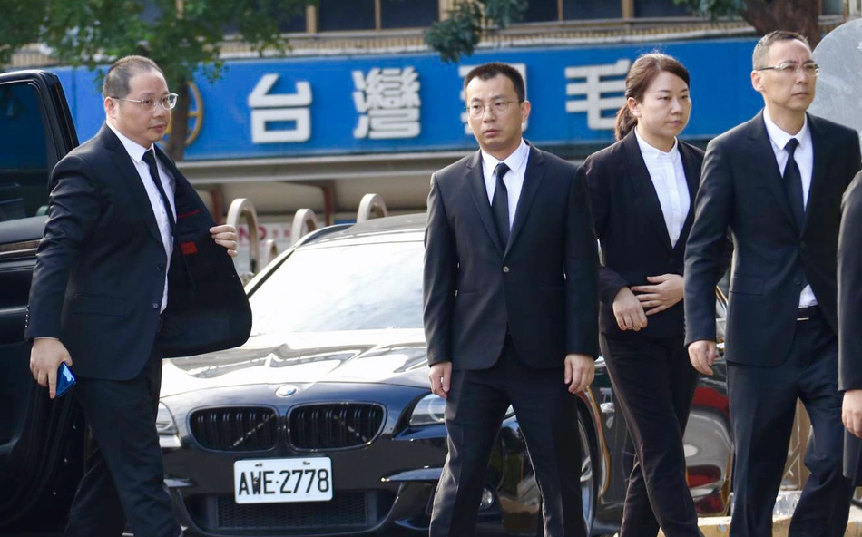 「奇趣网」高以翔遗体告别追悼会举行 浙江卫视总监现身快闪进场