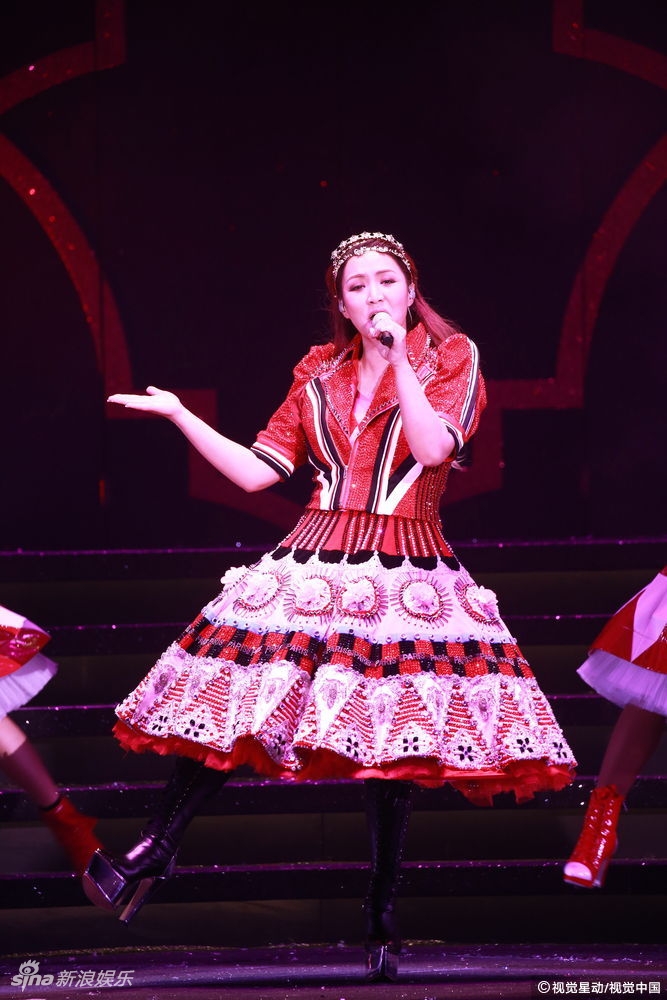 组图:黎瑞恩演唱会周慧敏助阵 邵美琪发福显老态