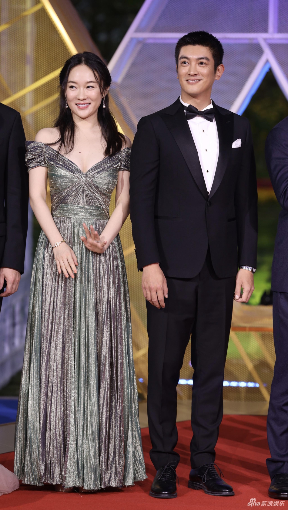 「奇趣网」超有爱！邓超孙俪齐走金鸡红毯 倪妮为刘诗诗整理裙摆