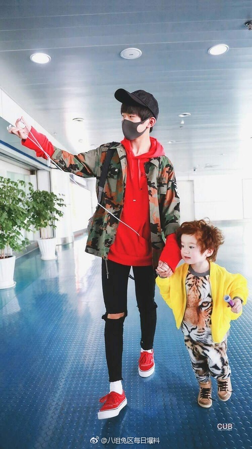 扑向易烊千玺 这是小jackson的特权!