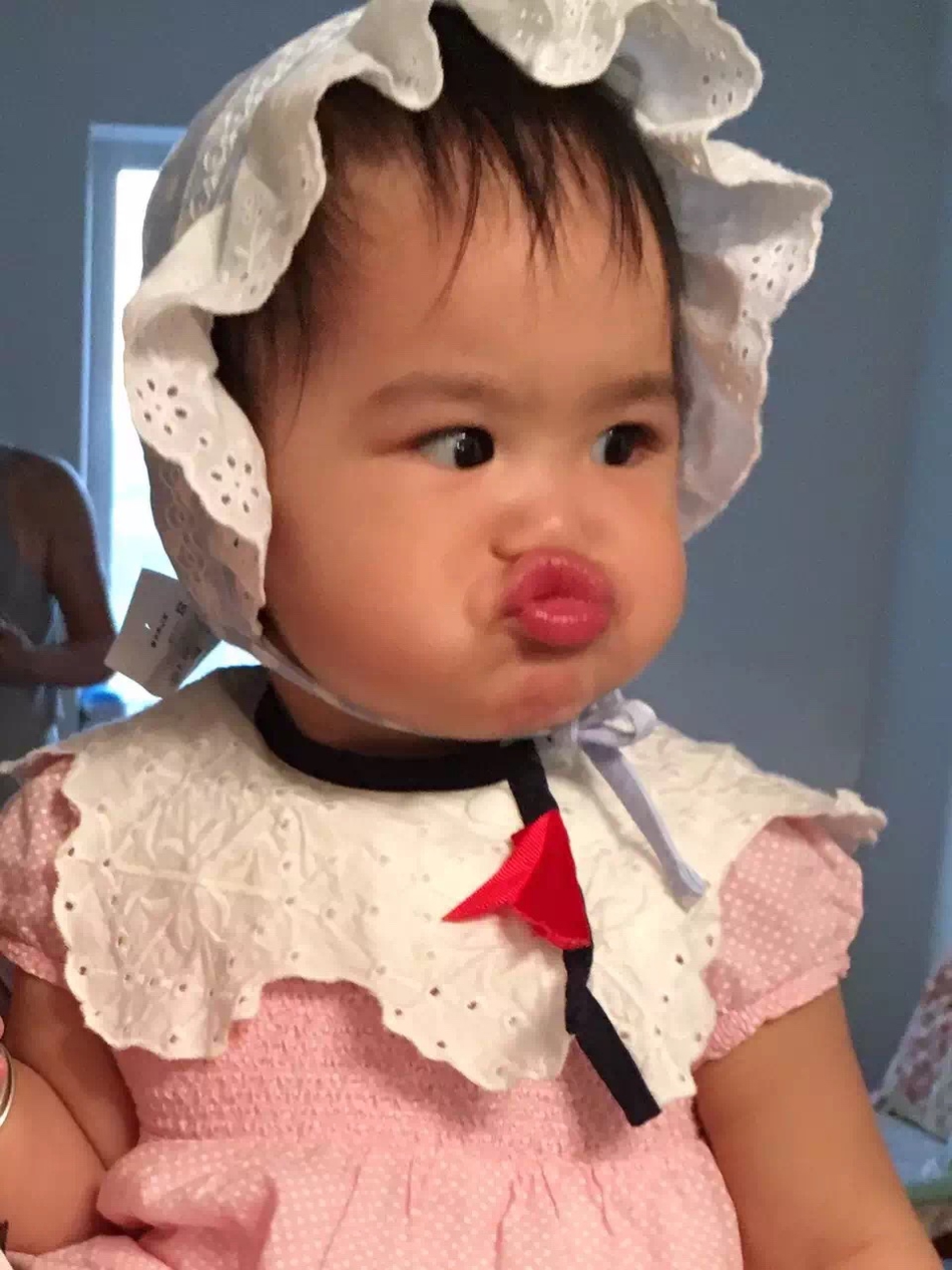新浪娱乐讯 颜艺女帝包饺子高萌婴儿照曝光!随着《妈妈是超人》大热,大家都喜欢上了包文婧家可爱十足的宝宝包饺子。饺子妹妹继承了妈妈的高颜值和爸爸的高智商,不仅长得可爱,也十分聪明。语言能力十分强大的饺子经常会有一些很可爱的小表情,被网友称为颜艺女帝。近日,网上曝光了一组饺子宝宝的婴儿照,噘嘴大笑微表情戏超多,果然从小颜艺附体,一出生就是表情包。锁定芒果TV《妈妈是超人2》每周四中午12点给你惊喜!