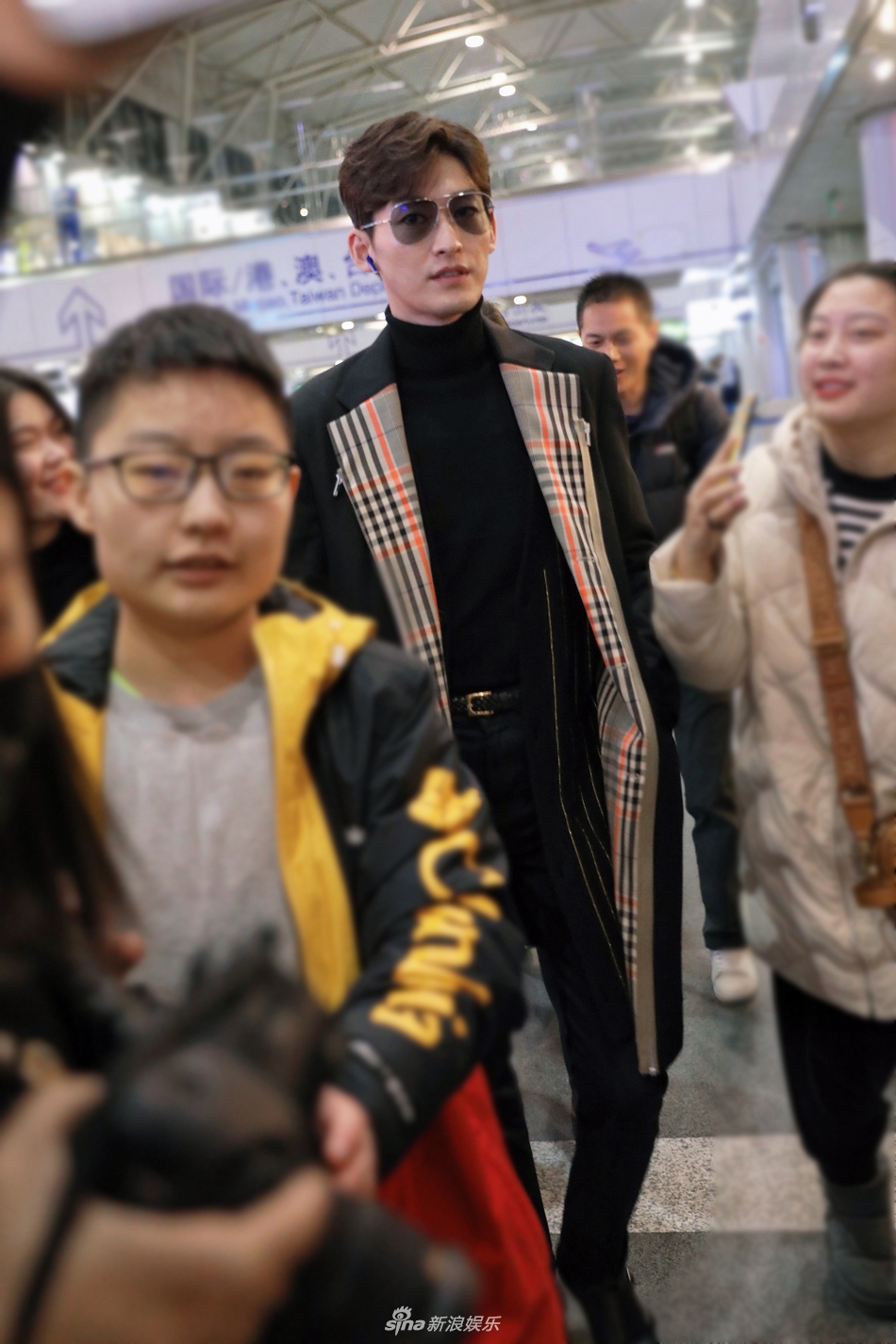 老总走路_走路卡通图片