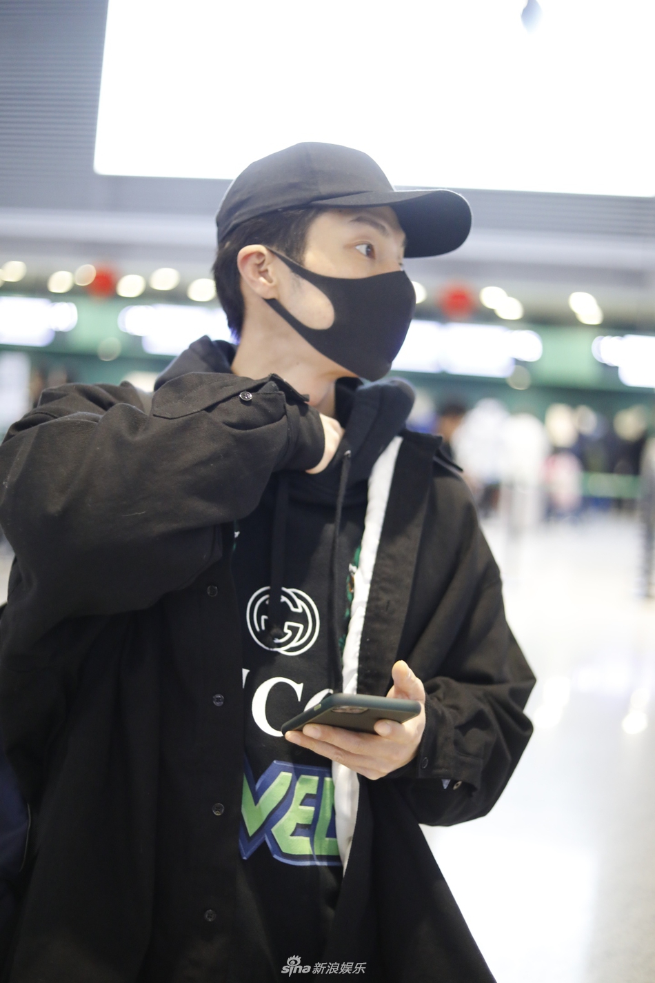 组图高瀚宇素颜口罩遮面难掩帅气穿宽松外套潮范儿十足
