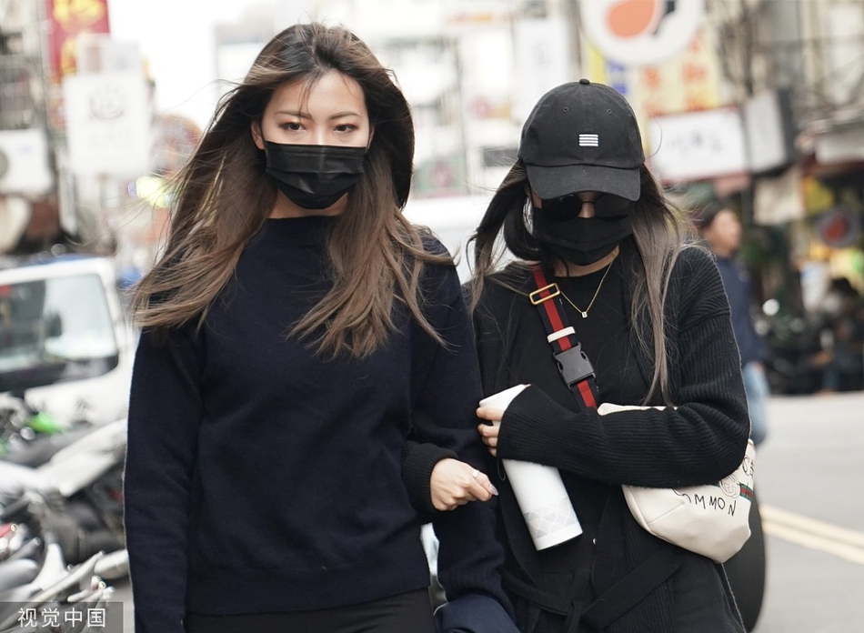 「奇趣网」高以翔女友连续多日守在灵堂 直到打烊后才肯离开