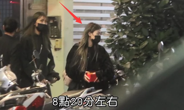 「奇趣网」高以翔女友连续多日守在灵堂 直到打烊后才肯离开