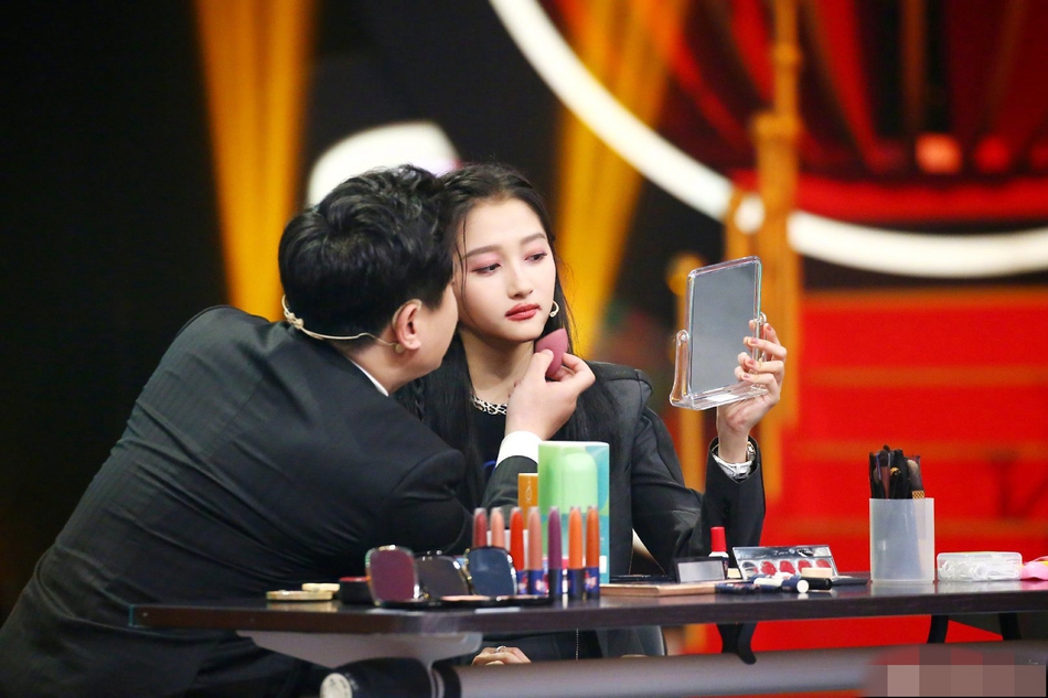 组图:沈腾给关晓彤化妆一脸自信 成果"惨不忍睹"女生变香肠嘴