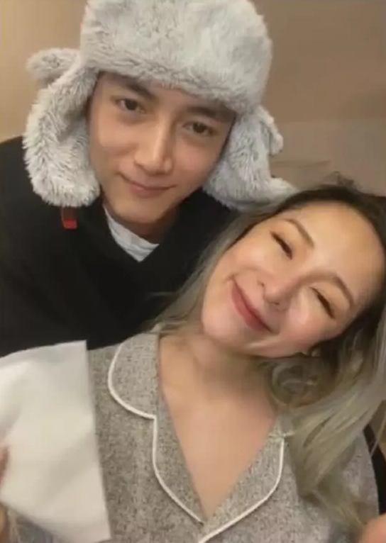 「奇趣网」萧亚轩带小16岁男友直播 镜头前两人甜蜜接吻