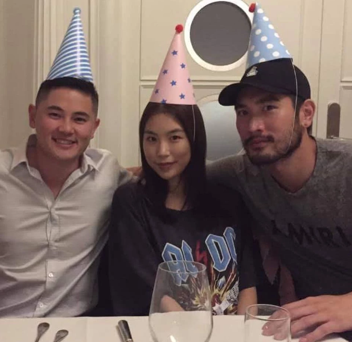 「奇趣网」高以翔女友连续多日守在灵堂 直到打烊后才肯离开