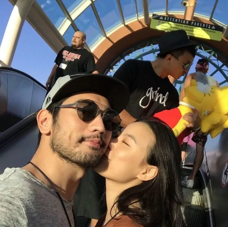 「奇趣网」高以翔女友连续多日守在灵堂 直到打烊后才肯离开