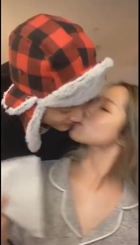 「奇趣网」萧亚轩带小16岁男友直播 镜头前两人甜蜜接吻