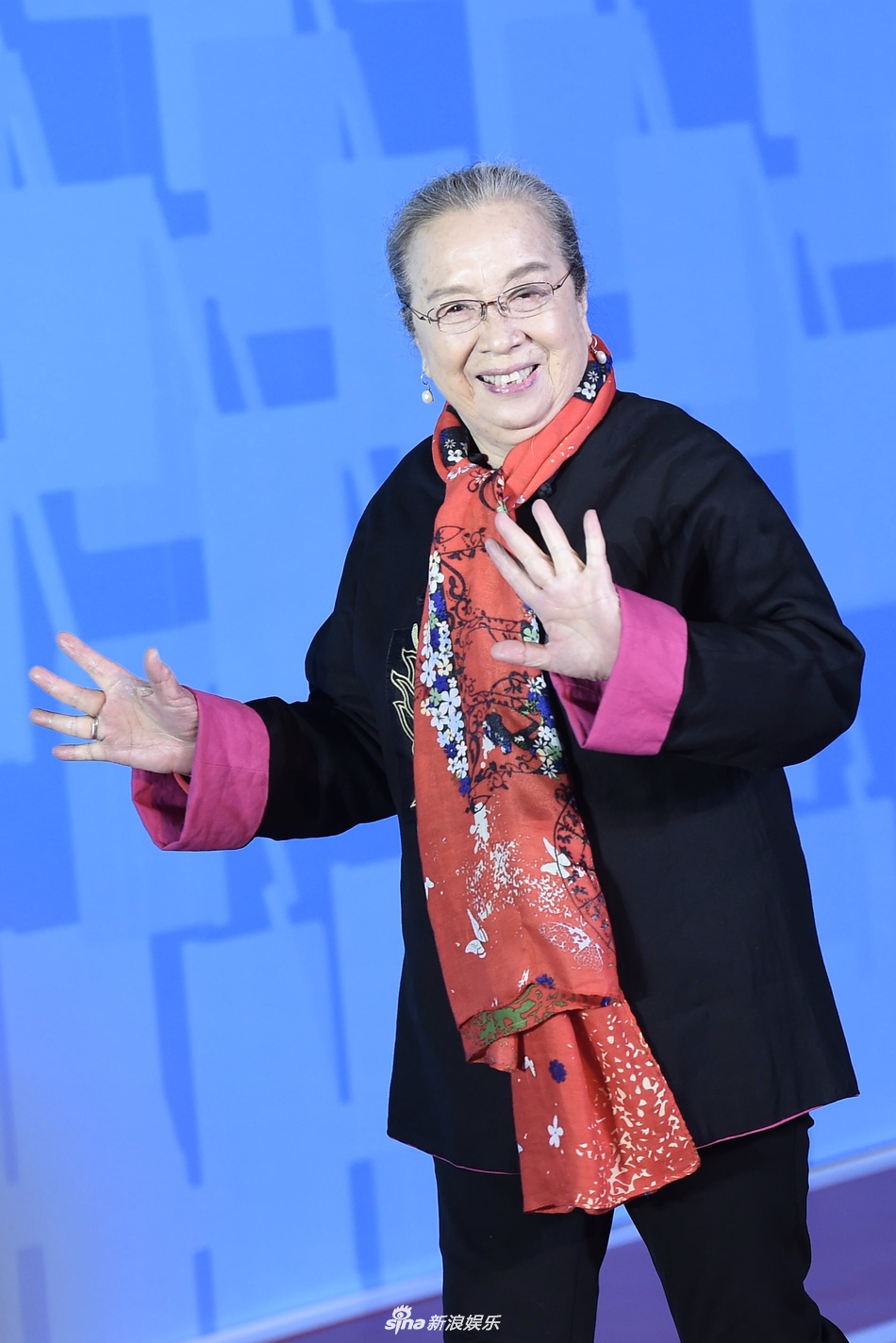 「奇趣网」姚晨雷佳音携手亮相大学生电视节 倪萍优雅李明启气色好