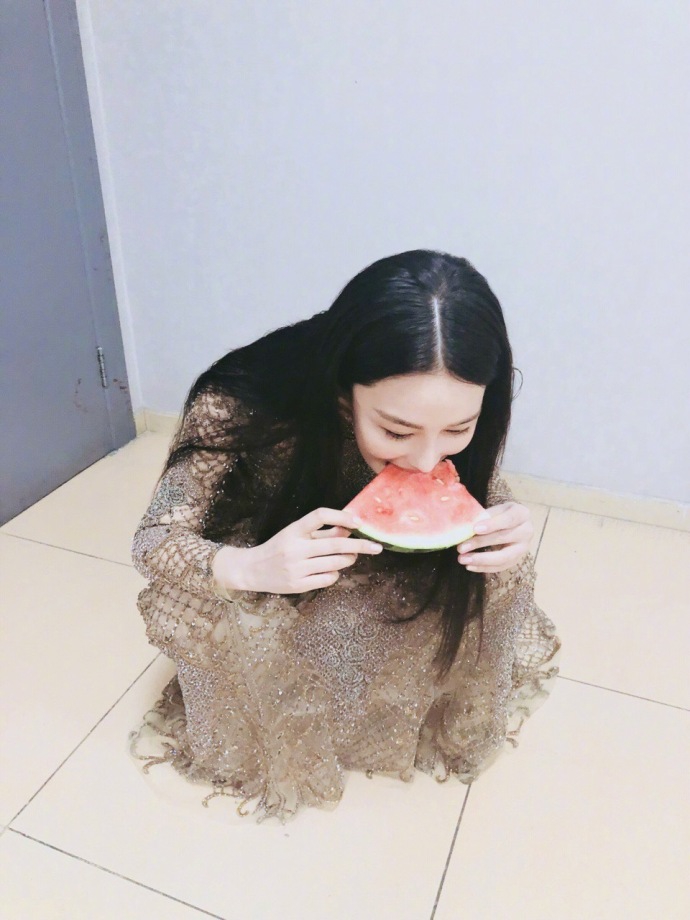 组图:张馨予穿礼服裙蹲地吃瓜毫无包袱 自夸感觉挺美的