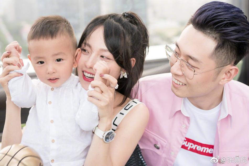 组图:张嘉倪晒全家福 买超亲吻老婆抚摸孕肚爱意满满