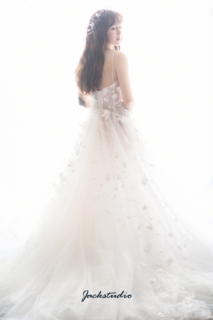 穿婚纱的唯美图片背影_婚纱图片唯美背影(3)