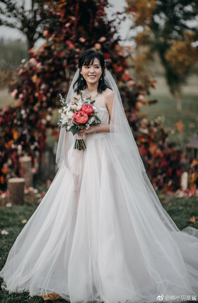 新娘穿婚纱被_新娘婚纱图片