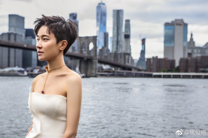 组图:焦俊艳罕见抹胸连衣裙造型 诠释短发女生的性感帅气