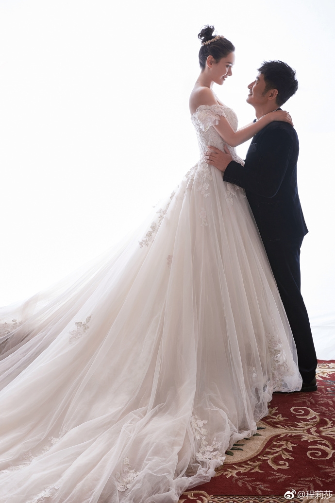 组图:郭晓东老婆晒婚纱照庆结婚10周年 深情对视甜蜜如初