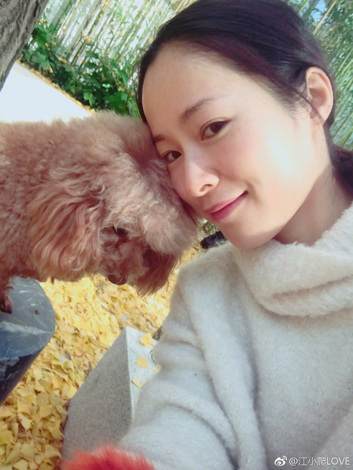 组图:江一燕素颜出游清纯可爱 与萌宠玩耍面超有爱