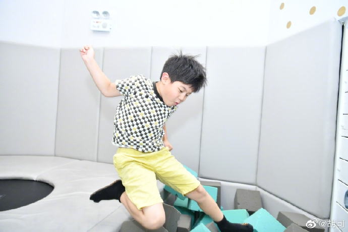 胡可沙溢为安吉庆祝8岁生日 小黄人主题派对童趣十足