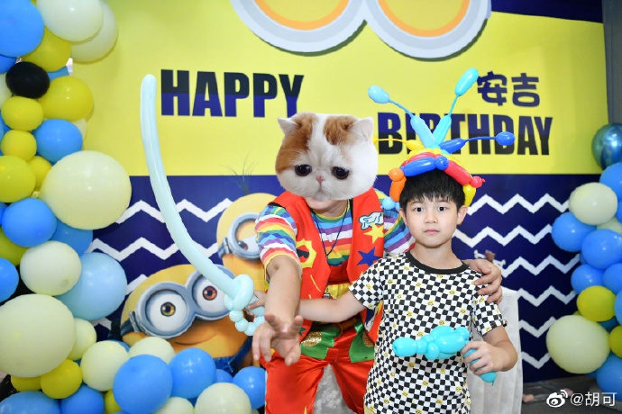 胡可沙溢为安吉庆祝8岁生日 小黄人主题派对童趣十足
