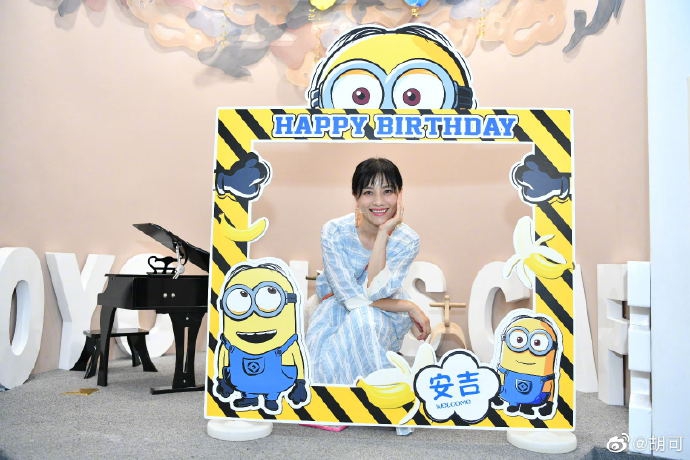 胡可沙溢为安吉庆祝8岁生日 小黄人主题派对童趣十足