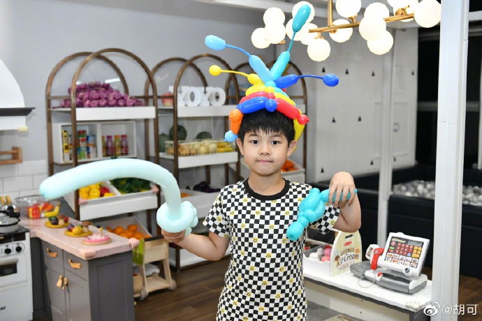 胡可沙溢为安吉庆祝8岁生日 小黄人主题派对童趣十足