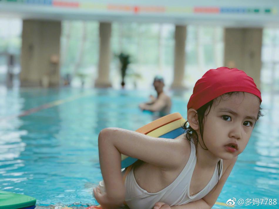 组图:多妹游泳游不动了想上岸 委屈巴巴求助妈