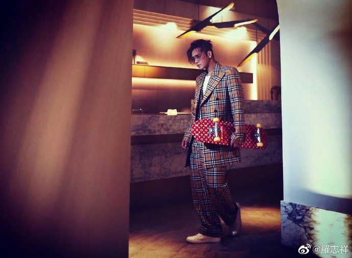 组图：罗志祥身穿西装凹造型 扎小辫眼神犀利男人味十足