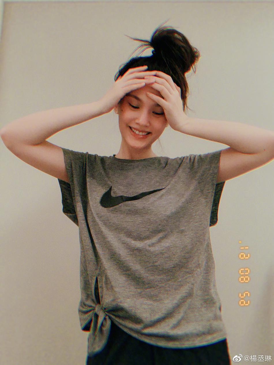 「奇趣网」杨丞琳运动完香汗湿透衣服 嘟嘴皱眉表情搞怪俏皮