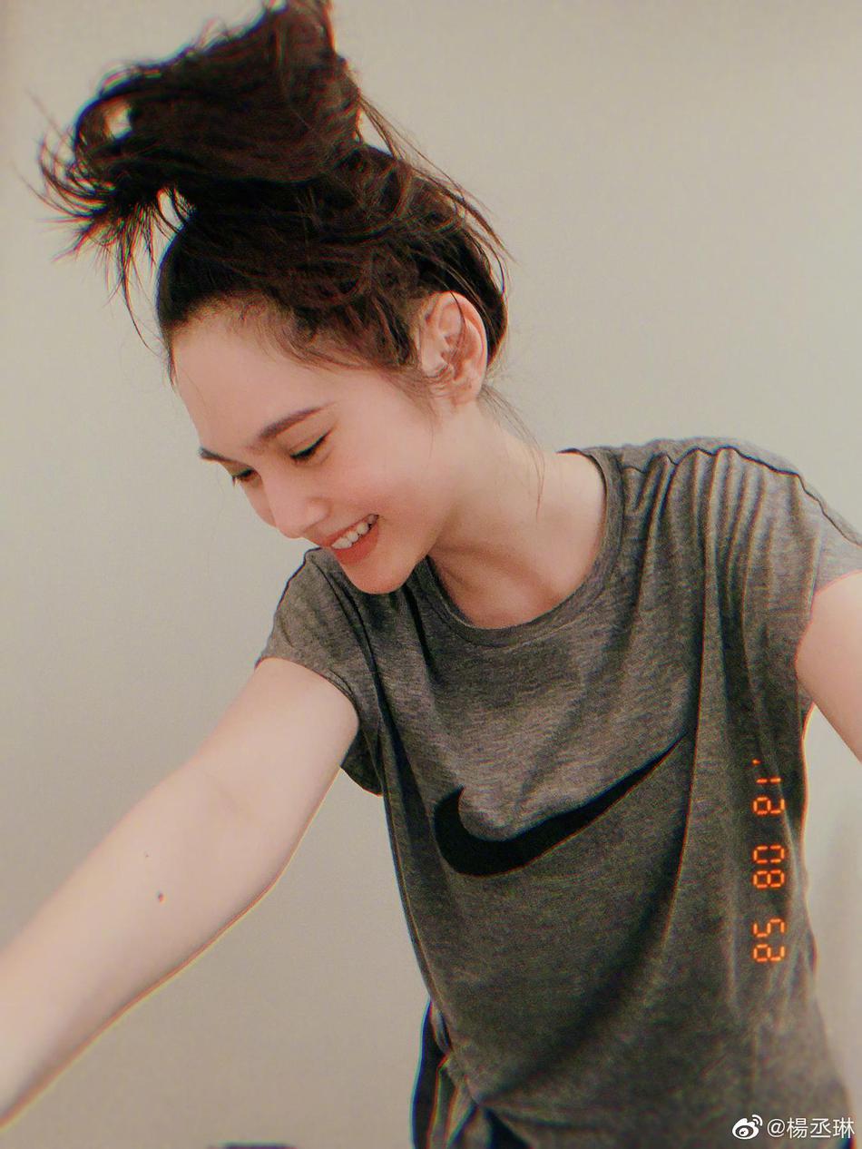 「奇趣网」杨丞琳运动完香汗湿透衣服 嘟嘴皱眉表情搞怪俏皮