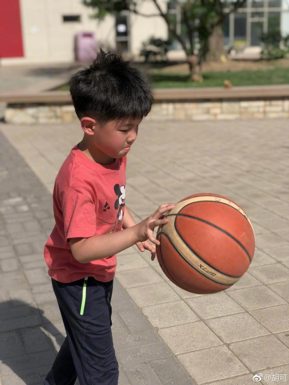 组图:运动少年安吉踢完足球打篮球 小小男子汉