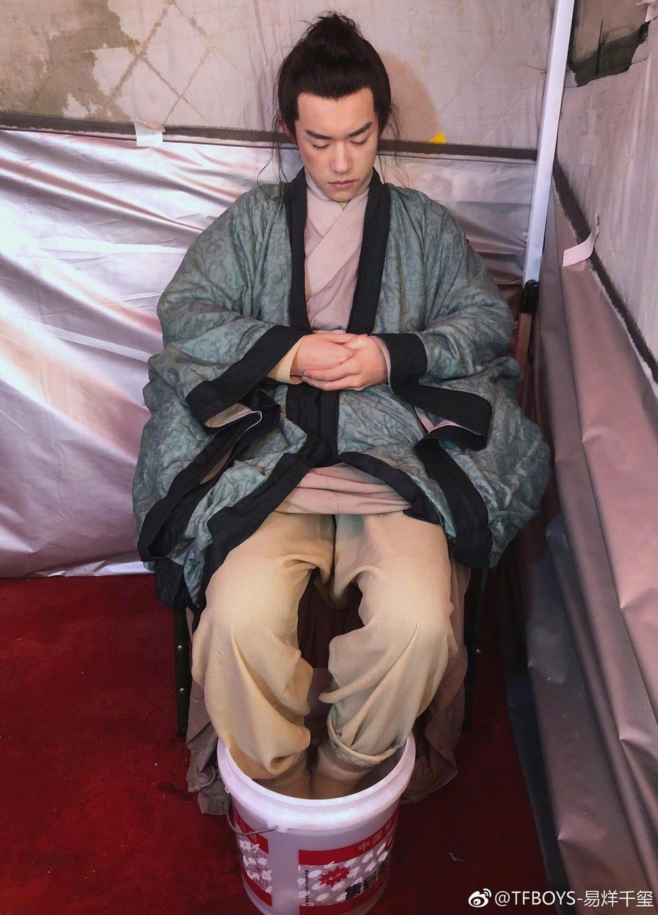 组图:养生boy上线!易烊千玺穿道服用塑料桶泡脚