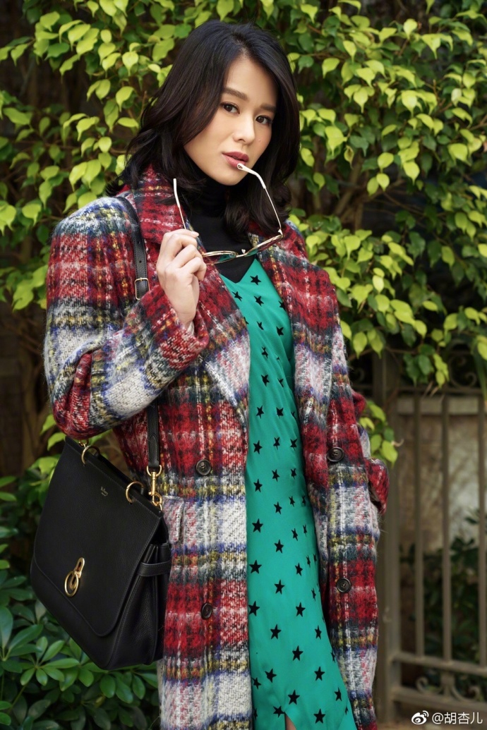 新晋辣妈胡杏儿大胆挑战红配绿 轻咬眼镜腿魅力四射