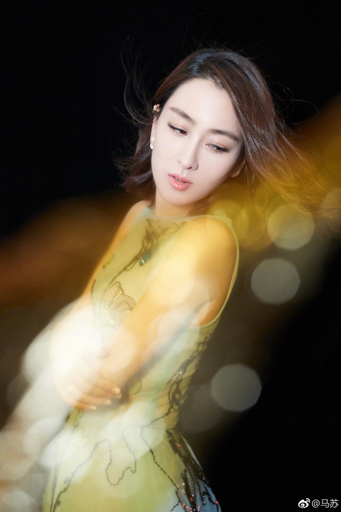 马苏实力hold住水墨花树长裙 光影间展现万千风情