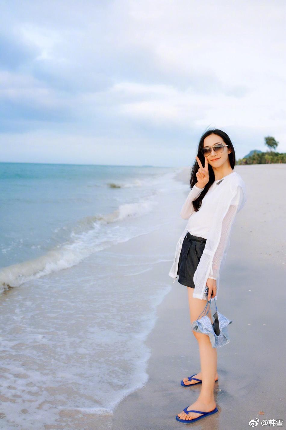 组图:韩雪海边度假拉仇恨 一身休闲打扮开心得像个孩子