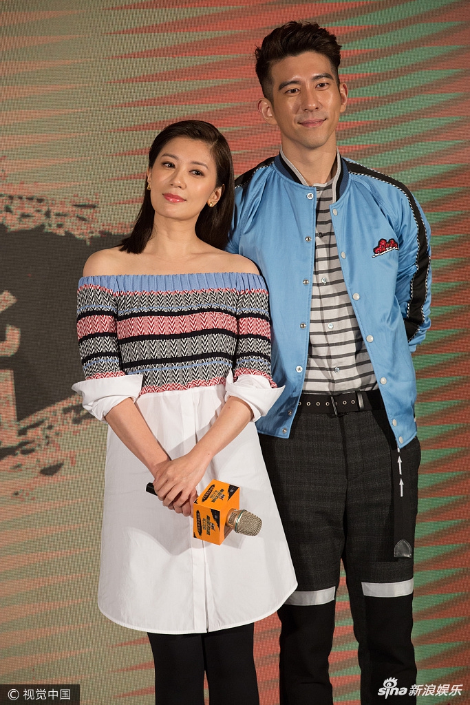 贾静雯产女后复出身材圆润 依偎老公依旧像个少女 娱乐八卦 图4