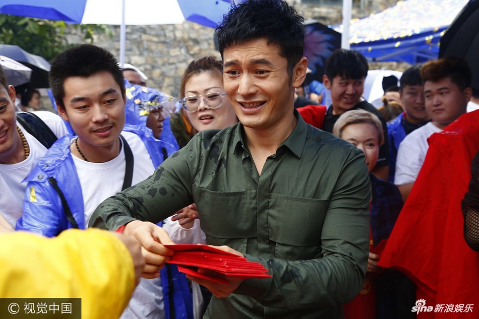高清套图:黄老板上线!黄晓明新戏开机派红包 一不小心笑成表情包