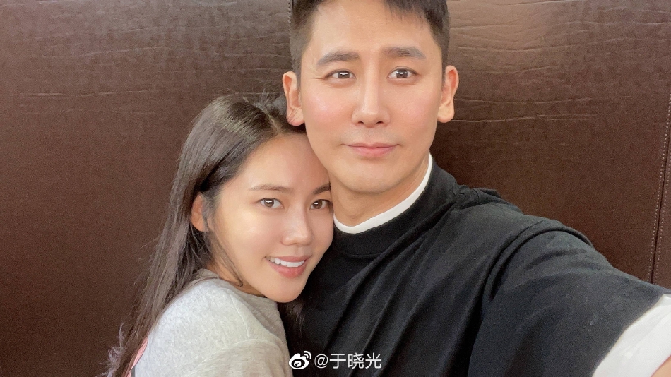 组图：于晓光新年晒与妻子贴脸合照 秋瓷炫温婉可人状态佳_2