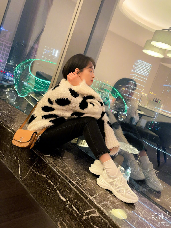 组图：宋茜晒美照讲土味情话 穿白底黑花衣服称自己是小兔子_2