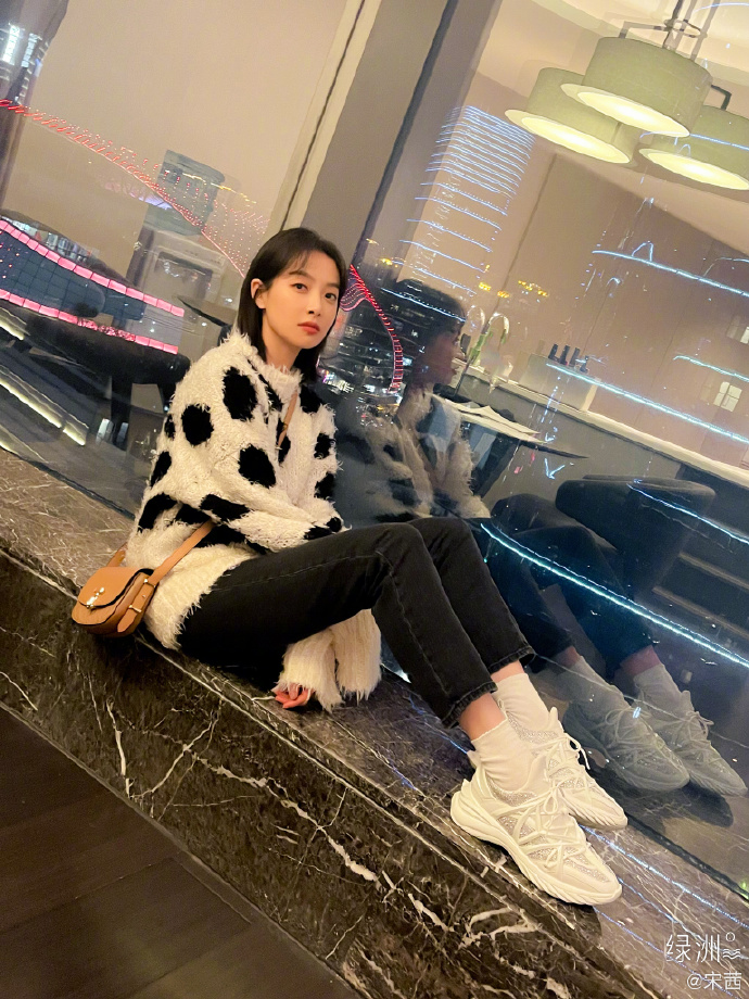 组图：宋茜晒美照讲土味情话 穿白底黑花衣服称自己是小兔子