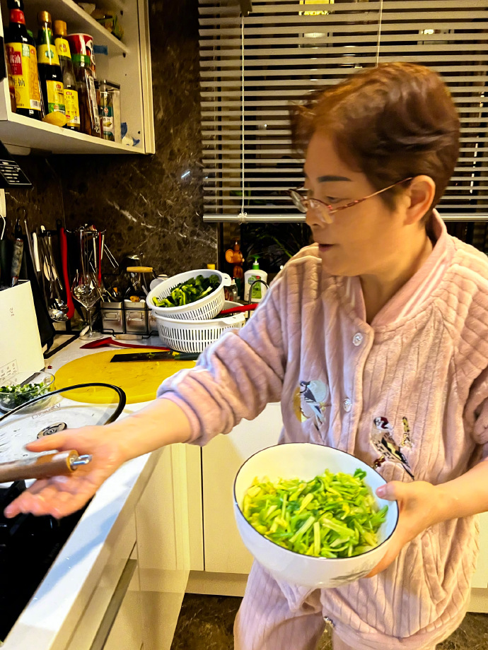 组图：林允分享妈妈新纹眉 调侃称“本来是想让爸爸纹的”_2
